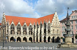 Braunschweig Altstadtrathaus mit Brunnen