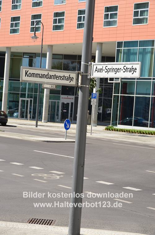 Berliner Straßenschilder am Axel-Springer-Haus