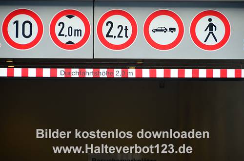 Gebäudeeinfahrt mit Verkehrszeichen zu Durchfahrtshöhe, -breite, -geschwindigkeit sowie Verbot Fußgänger und Anhängerbetrieb