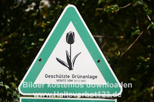 Großaufnahme eines freien Hinweiszeichen auf eine Grünanlage