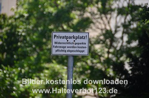 Zeichen Privatparkplatz an eigenständigem Schildmast