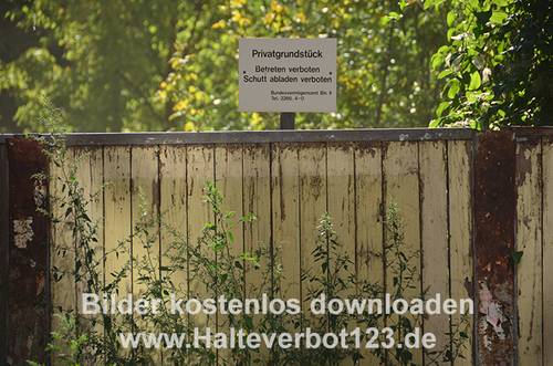 Hinweisschild am Zaun: Privatgrundstück Betreten verboten