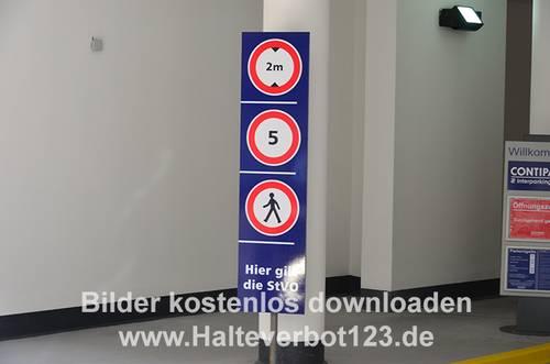 Hinweisschild mit Verkehrszeichen zur zulässigen Höhe, Geschwindigkeit und Fußgängerverbot  an einer Gebäudeeinfahrt