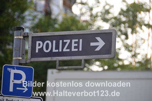 Großaufnahme Hinweisschild zur Polizeidienststelle nach rechts