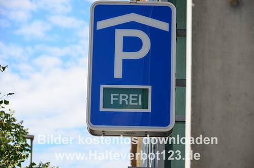 Großaufnahme Hinweiszeichen Parkhaus mit freien Parkplätzen