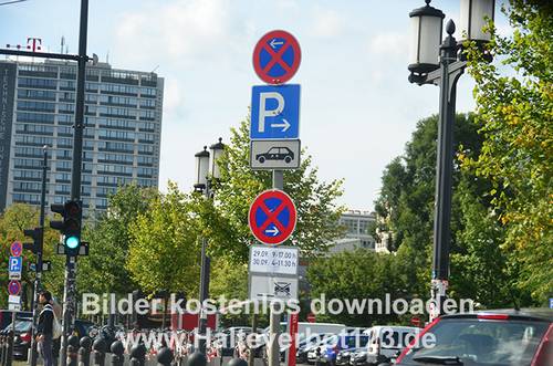 Verkehrszeichen Halteverbot, Parkplatz rechts und Parkverbot auf dem Gehweg an einem Mast