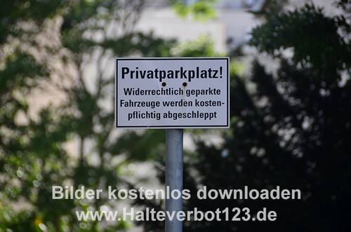 Großaufnahme Privatparkplatz, kostenpflichtiges Abschleppen