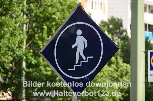 Großaufnahme Richtzeichen Fußgänger- oder -überführung