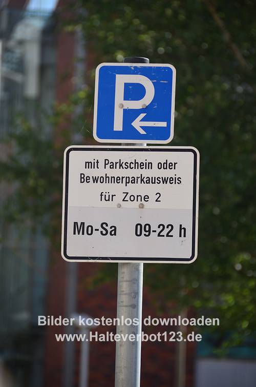 Großaufnahme Richtzeichen zeitlich begrenzter Parkplatz für Bewohner oder mit Parkschein