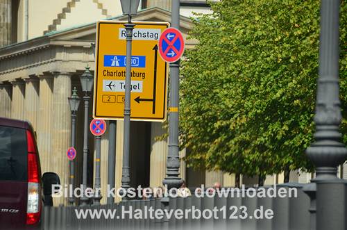 Vorwegweiser in Berlin zur Autobahn, zum Flughafen und zum Reichstag