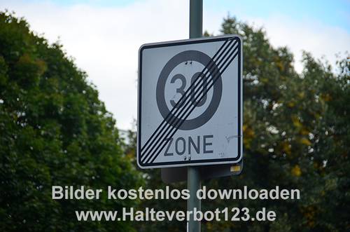 Großaufnahme Schild Ende der Zone mit zulässiger Höchstgeschwindigkeit von 30 kmh