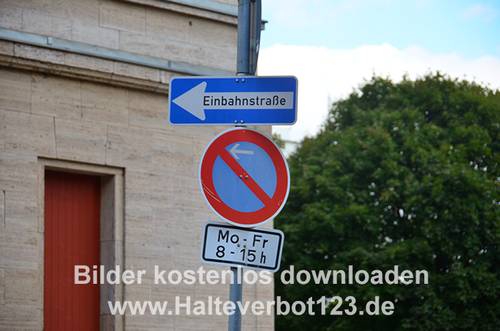 Großaufnahme Verkehrszeichen Einbahnstraße und eingeschränktes Halteverbot mit Zusatzzeichen zeitliche Beschränkung an einem Schildmast