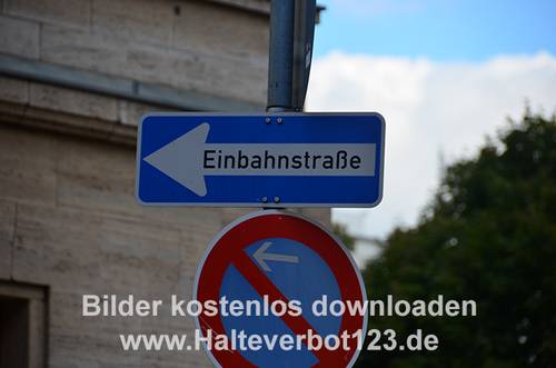 Großaufnahme Verkehrszeichen Einbahnstraße und eingeschränktes Halteverbot an einem Schildmast