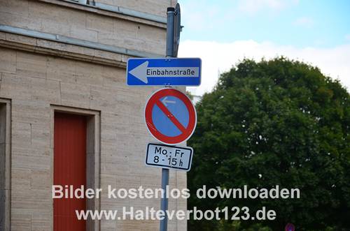 Verkehrszeichen  Einbahnstraße und eingeschränktes Halteverbot mit Zusatzzeichen zeitliche Beschränkung an einem Schildmast