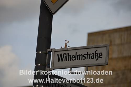 Großaufnahme Straßenschild Wilhelmstraße
