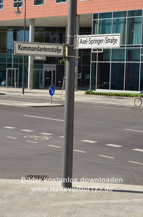 Straßenschilder am Axel-Springer-Haus an einem Straßenlichtmast