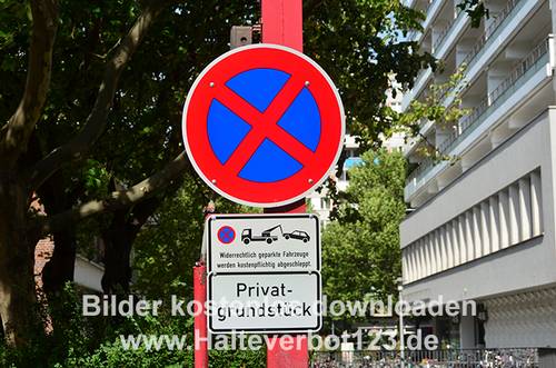 Verkehrsschild Halteverbot mit Zusatzschilder Privatgrundstück und kostenpflichtiges Abschleppen