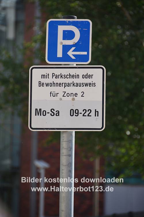 Großaufnahme Richtzeichen zeitlich begrenzter Bewohner- oder Parkscheinparkplatz