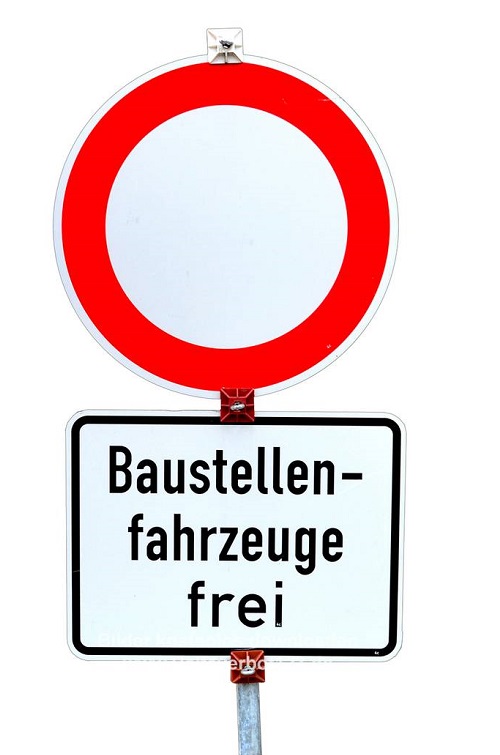 Großaufnahme mobiles Verkehrsschild Verbot für Fahrzeuge aller Art, frei für Baustellenfahrzeuge