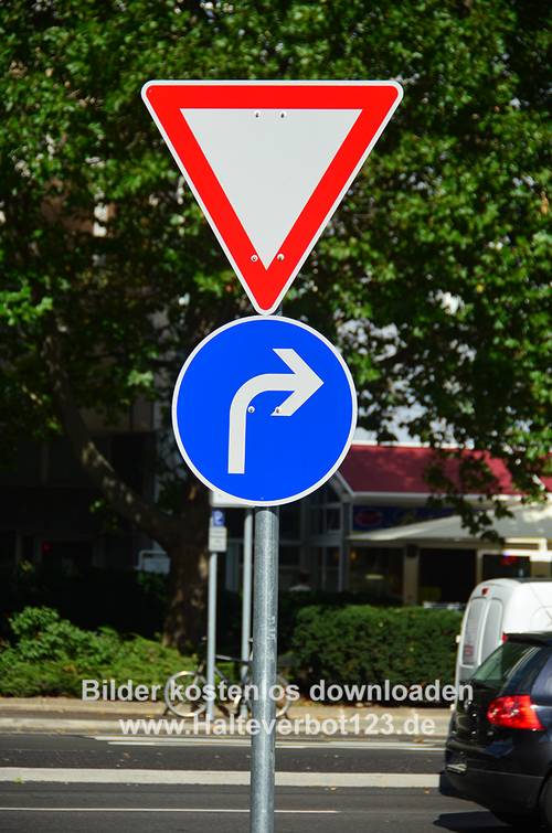 Zeichen Vorfahrt gewähren, Zusatz Fahrt nach rechts