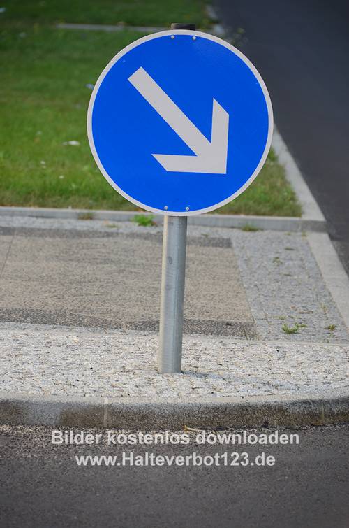 Großaufnahme Schild Vorbeifahrt rechts vorgeschrieben