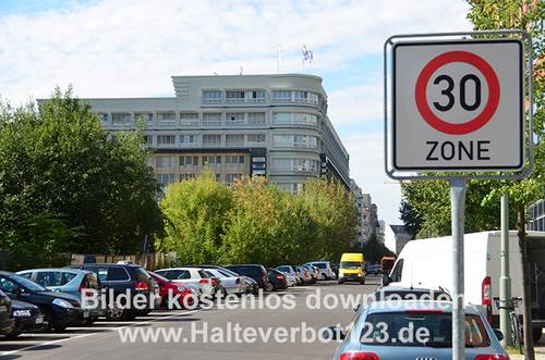 Verkehrszeichen  Zone mit zulässiger Höchstgeschwindigkeit von 30 kmh beginnt mit Blick auf Straßensituation