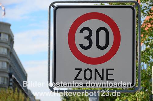 Großaufnahme Verkehrszeichen  Beginn der Zone mit zulässiger Höchstgeschwindigkeit von 30 kmh