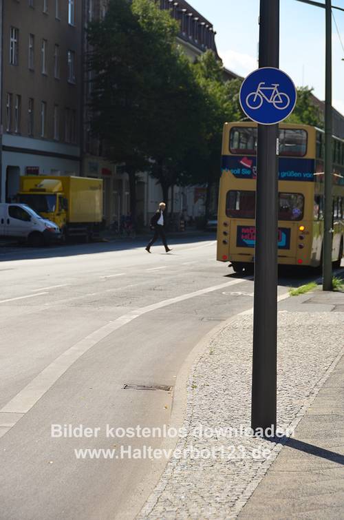 Verkehrszeichen für einen Sonderweg für Radfahrer mit Straßensituation im Hintergrund