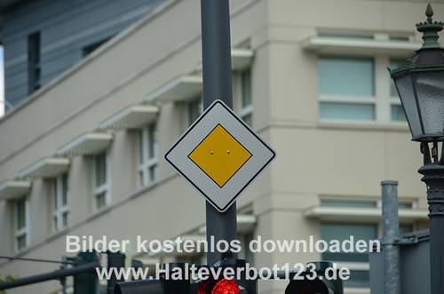 Verkehrszeichen Hauptstraße am Mast Straßenbeleuchtung