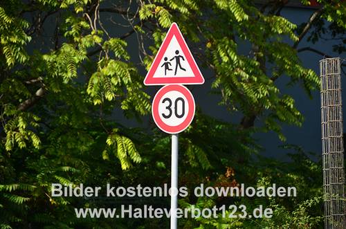 Zwei Verkehrszeichen an einem Mast: Vorsicht Kinder und zulässige Höchstgeschwindigkeit 30 kmh