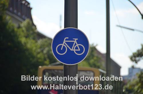 Verkehrszeichen am Lichtmast Sonderweg Radfahrer