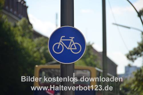 Verkehrszeichen Weg für Radfahrer am Lichtmast befestigt