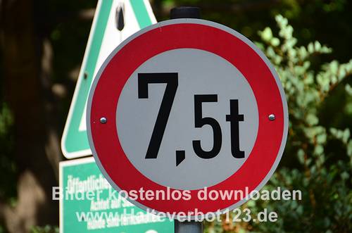 Großaufnahme Verkehrszeichen für ein Verbot für Fahrzeuge über 7,5 t Gewicht