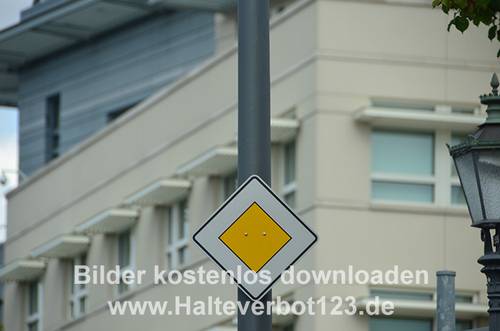 Verkehrszeichen Vorfahrtstraße am Mast Straßenbeleuchtung angebracht