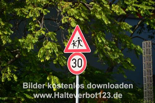 Verkehrszeichen an einem Mast: Achtung Kinder, darunter 30 kmh Höchstgeschwindigkeit