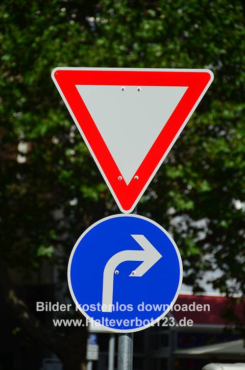 Großaufnahme Vorschriftzeichen Vorfahrt gewähren mit Vorschrift Fahrrichtung rechts