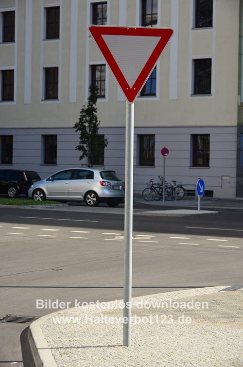 Großaufnahme Vorschriftzeichen Vorfahrt gewähren