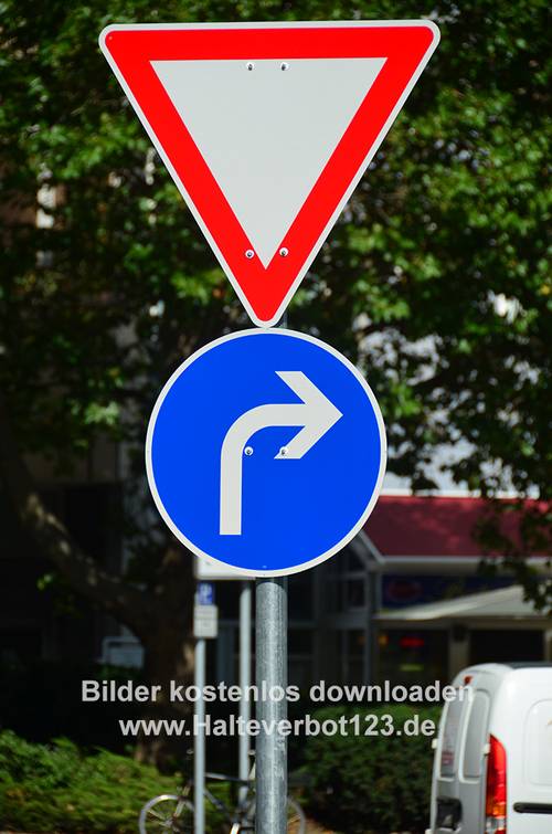 Großaufnahme Verkehrszeichen Vorfahrt mit Zusatzzeichen Fahrtrichtung rechts