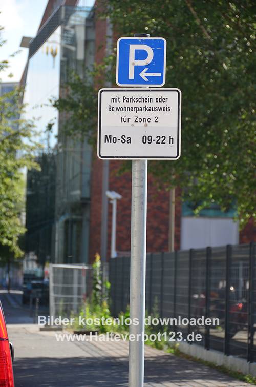 Zeichen Parkplatz für Bewohner oder mit Parkschein mit Straßensituation im Hintergrund