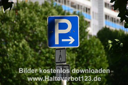 Zeichen Parkplatz nach rechts, Schild in Bildmitte