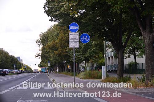 Zeichen Sonderweg Radfahrer und Linienbusse und weiter Zusatzzeichen mit Straßensituation im Hintergrund