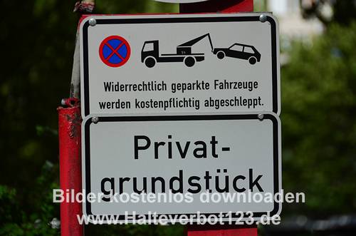 Großaufnahme Zusatzzeichen Privatgrundstück und kostenpflichtiges Abschleppen bei widerechtlichem Parken