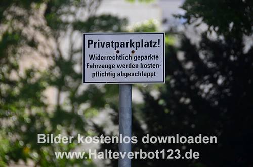 Großaufnahme Zeichen Privatparkplatz Parkverbot – Fahrzeuge werden kostenpflichtig entfernt