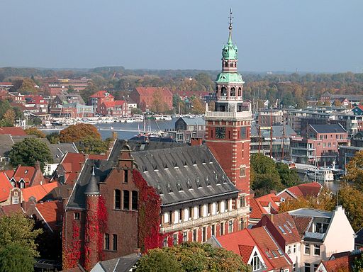 Halteverbot am Leeraner Rathaus mit Hafen im Hintergrund