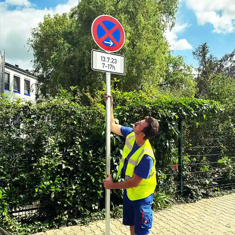 Mitarbeiter stellt Halteverbot in Dortmund