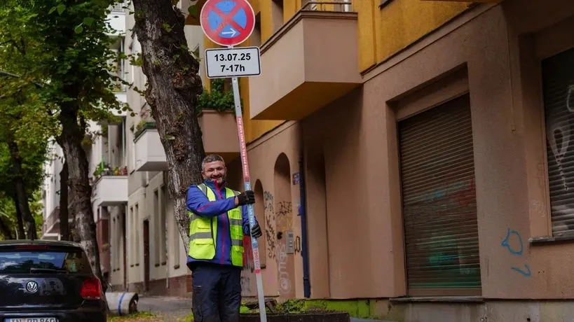 Mitarbeiter stellt Halteverbot in Duisburg auf