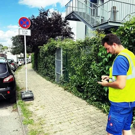 Mitarbeiter dokumentiert eingerichtete Halteverbotszone in Duisburg