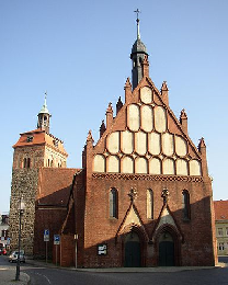 Marktturm und St. Johanniskirche in Luckenwa