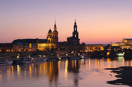 Abendliche Elbe am Terrassenufer