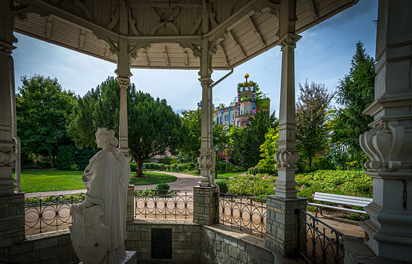 Der Solbrunnen mit der Statue der Sodenia